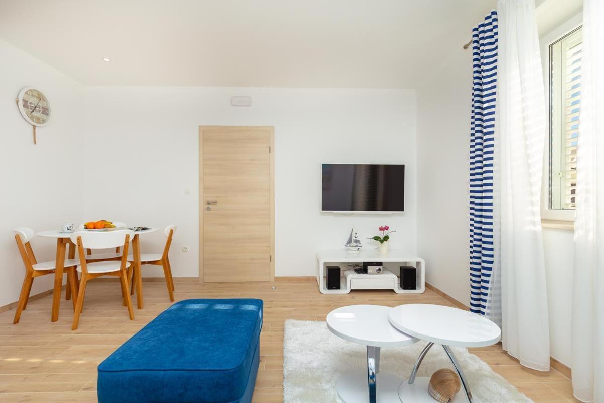 מליני Apartments Red And Blue מראה חיצוני תמונה