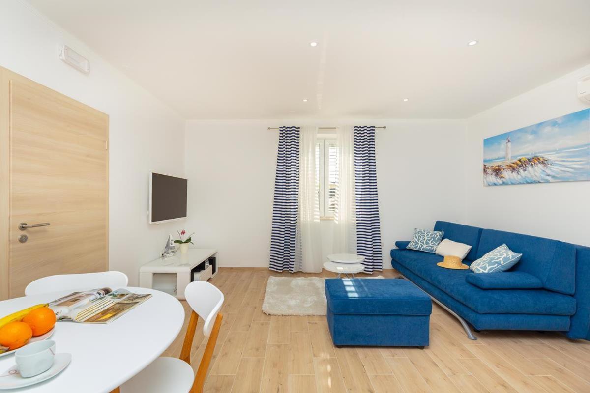 מליני Apartments Red And Blue מראה חיצוני תמונה