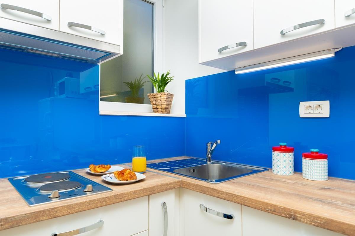 מליני Apartments Red And Blue מראה חיצוני תמונה