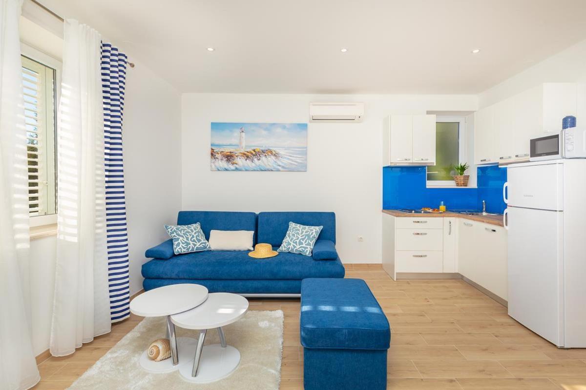 מליני Apartments Red And Blue מראה חיצוני תמונה