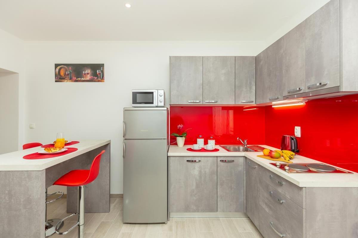 מליני Apartments Red And Blue מראה חיצוני תמונה